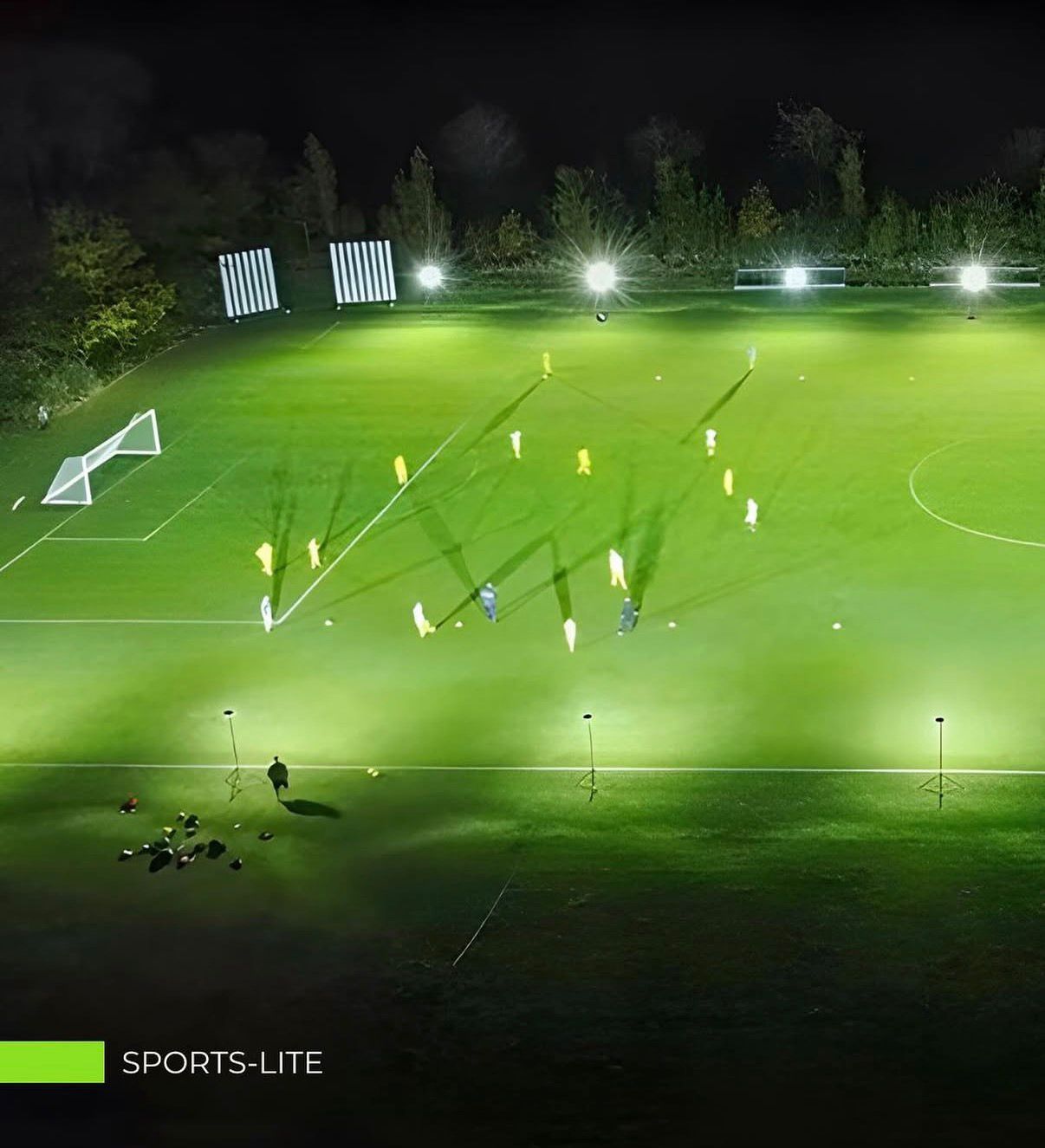 Noćni sportski trening pod rasvetom